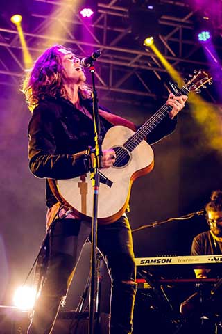 musical isntrument maker featuring artist 1